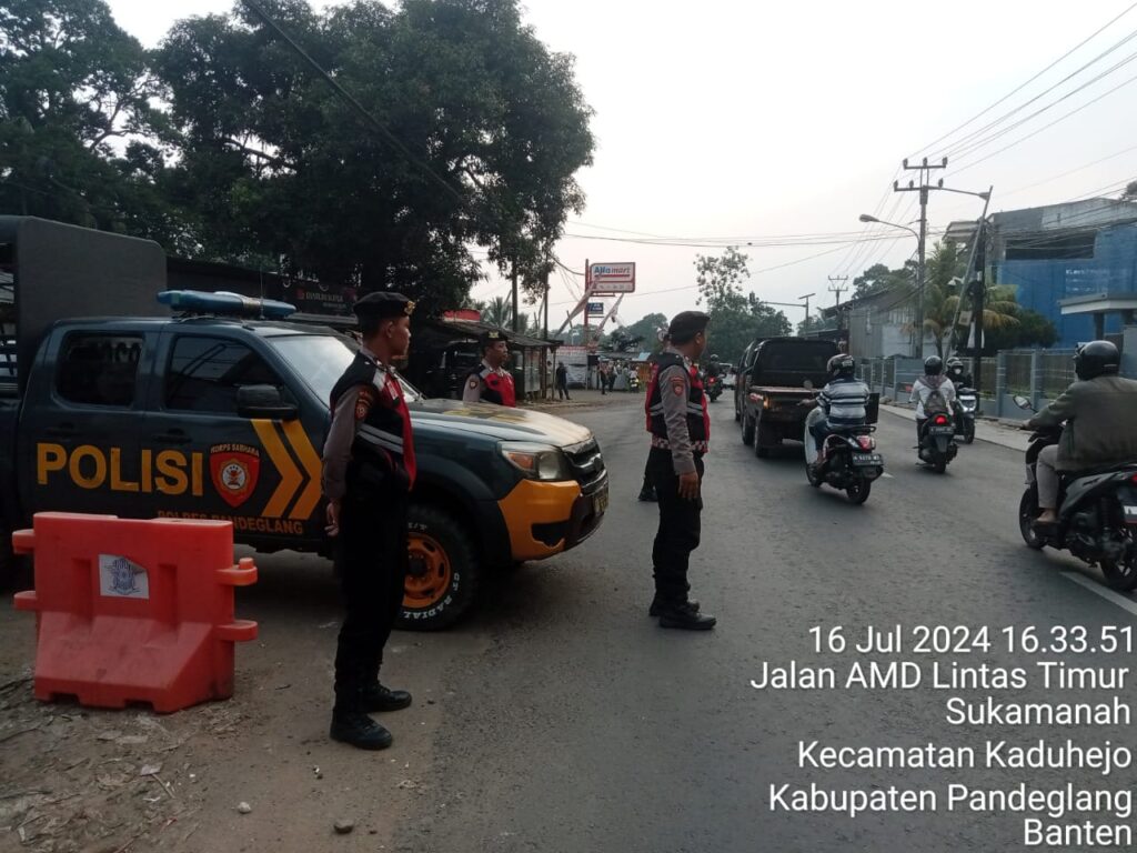 Sat Samapta Polres Pandeglang Lancarkan Arus Lalu Lintas di Pertigaan Cipacung pada Hari Pertama Masuk Sekolah 10 WhatsApp Image 2024 07 16 at 18.05.40 1