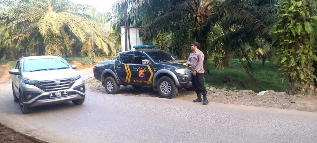 Giat Rutinitas Strong Poin Polsek Picung Melaksanakan Pengaturan Lalu Lintas 6 WhatsApp Image 2024 07 16 at 22.44.36