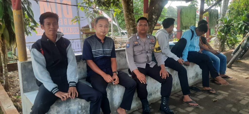 Bhabinkamtibmas Polsek Picung Sambang Desa Binaan dan Berinteraksi Langsung dengan Masyarakat 7 WhatsApp Image 2024 07 16 at 22.44.51