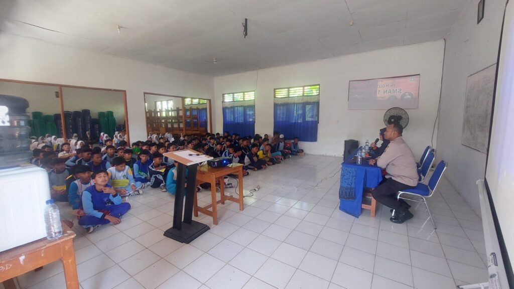 Polsek Carita Sosialisasi Bahaya Kenakalan Remaja dan Narkoba di SMAN 15 Pandeglang 9 WhatsApp Image 2024 07 16 at 22.53.58