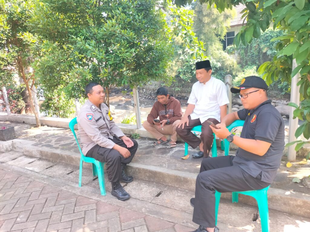 Bhabinkamtibmas Polsek Carita Kunjungi Tokoh Masyarakat di Desa Sukarame 1 WhatsApp Image 2024 07 17 at 23.39.32