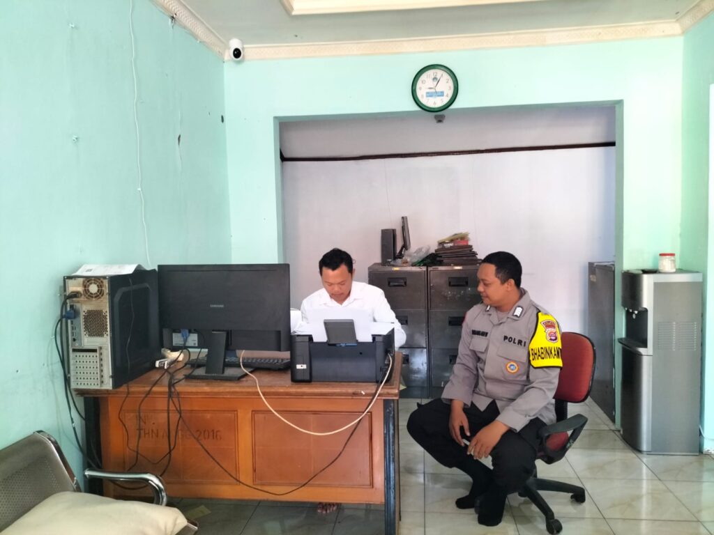 Bhabinkamtibmas Polsek Carita Datangi Kantor Desa Sukajadi, Desa Binaannya 3 WhatsApp Image 2024 07 17 at 23.43.27