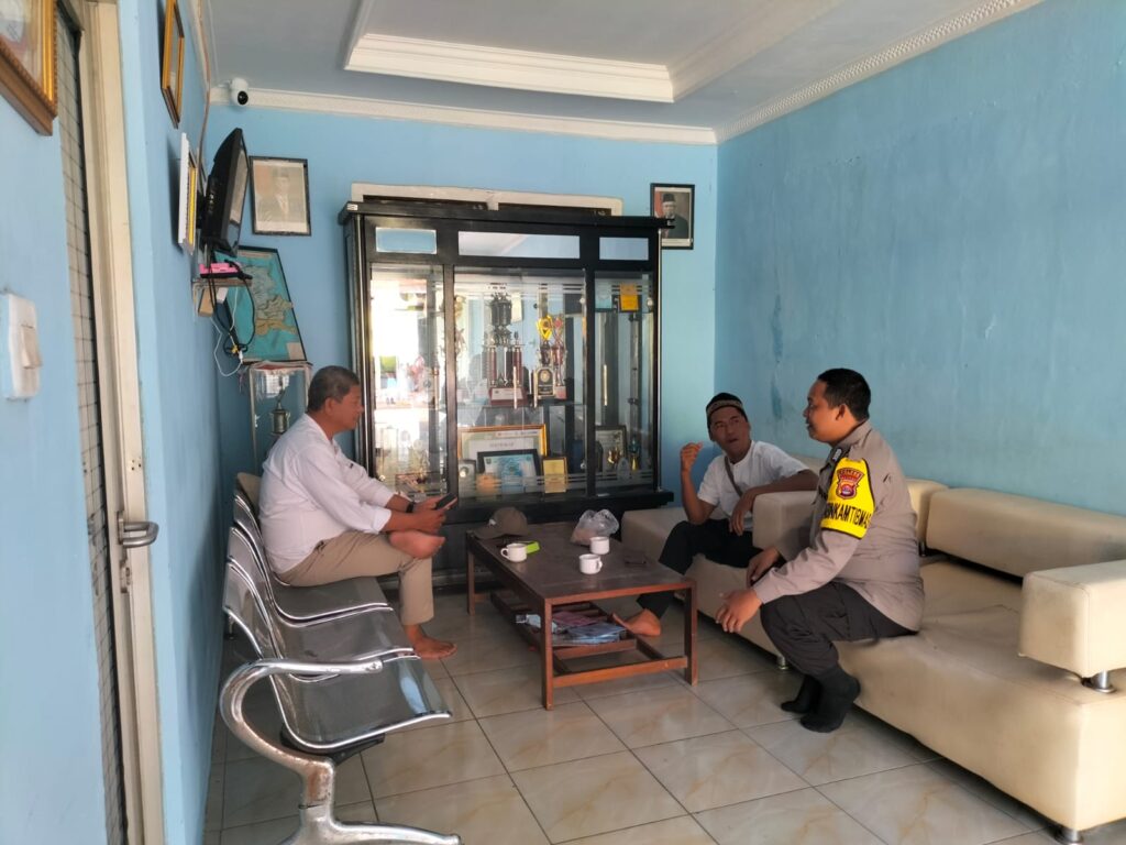 Bhabinkamtibmas Polsek Carita Ngopi Bareng dengan Kepala Dusun di Desa Sukajadi 4 WhatsApp Image 2024 07 17 at 23.45.18