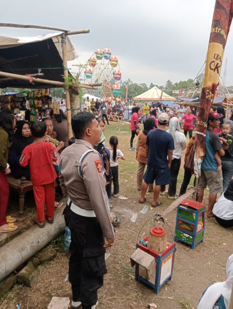 Personil Polsek Carita Melaksanakan Pengamanan Perlombaan Voli Putri di Desa Carita 5 WhatsApp Image 2024 07 17 at 23.48.34