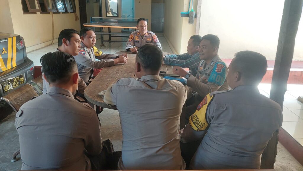 Kapolsek Carita Memimpin Rapat Evaluasi (Anev) Polsek Carita di Mako Polsek Carita 7 WhatsApp Image 2024 07 17 at 23.56.47
