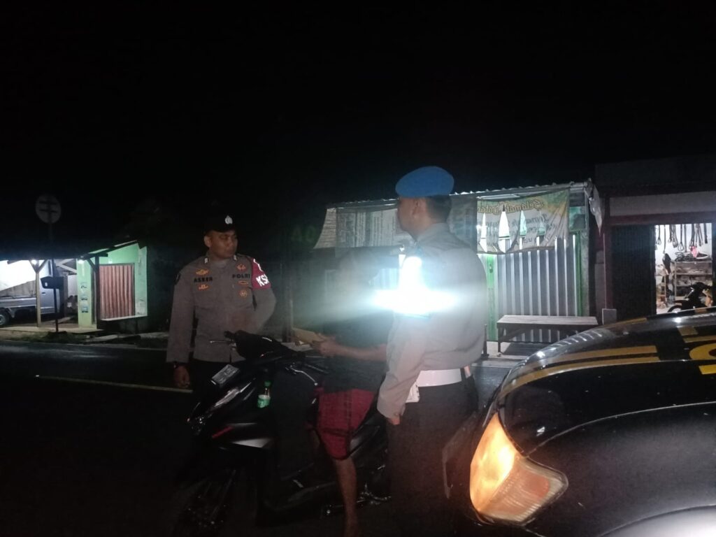 Polsek Cikeusik Gelar Patroli Dialogis Malam, Jaga Kamtibmas dan Dekatkan Diri dengan Masyarakat 9 WhatsApp Image 2024 07 18 at 01.14.14