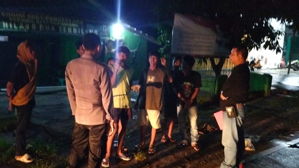 Polsek Panimbang Rutin Laksanakan Patroli Malam Cegah Balap Liar dan Kejahatan 1 WhatsApp Image 2024 07 18 at 01.54.36