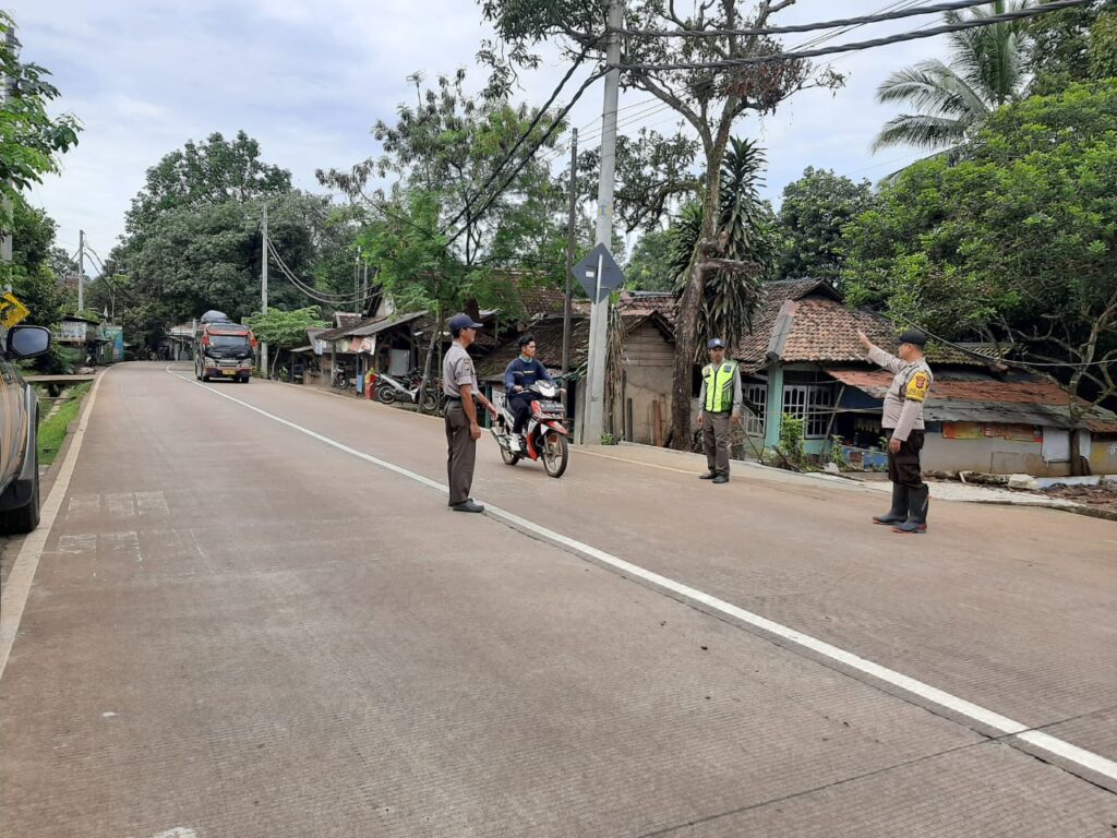 Personil Polsek Bojong Polres Pandeglang Gelar Strong Point Pengaturan Arus Lalu Lintas 3 WhatsApp Image 2024 07 18 at 08.50.51