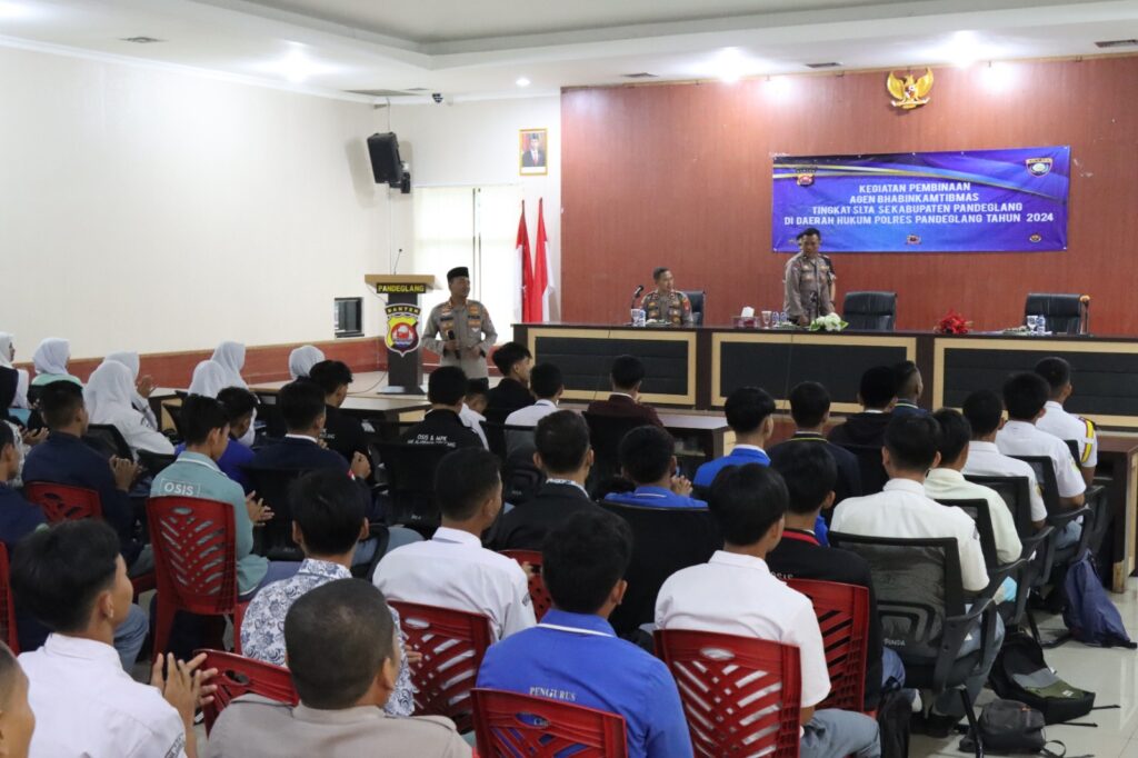 Polres Pandeglang Gelar Kegiatan Pembinaan Agen Bhabinkamtibmas dan Pembekalan Materi kepada Ketua OSIS SLTA Se-Kab. Pandeglang 9 WhatsApp Image 2024 07 18 at 11.57.56