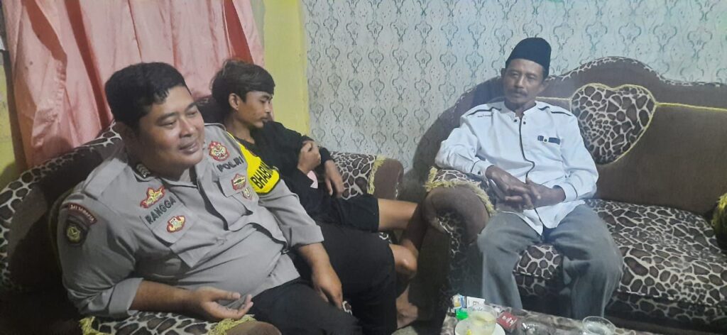 Bhabinkamtibmas Polsek Bojong Sambangi Warga Binaan di Desa Cijakan 7 WhatsApp Image 2024 07 18 at 16.33.18