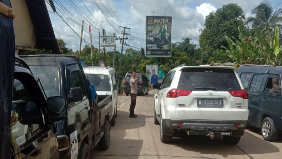 Polsek Bojong Polres Pandeglang Gelar Rutinitas Sore Hari dengan Pengaturan Lalu Lintas di Jalur Utama 6 WhatsApp Image 2024 07 18 at 16.33.42