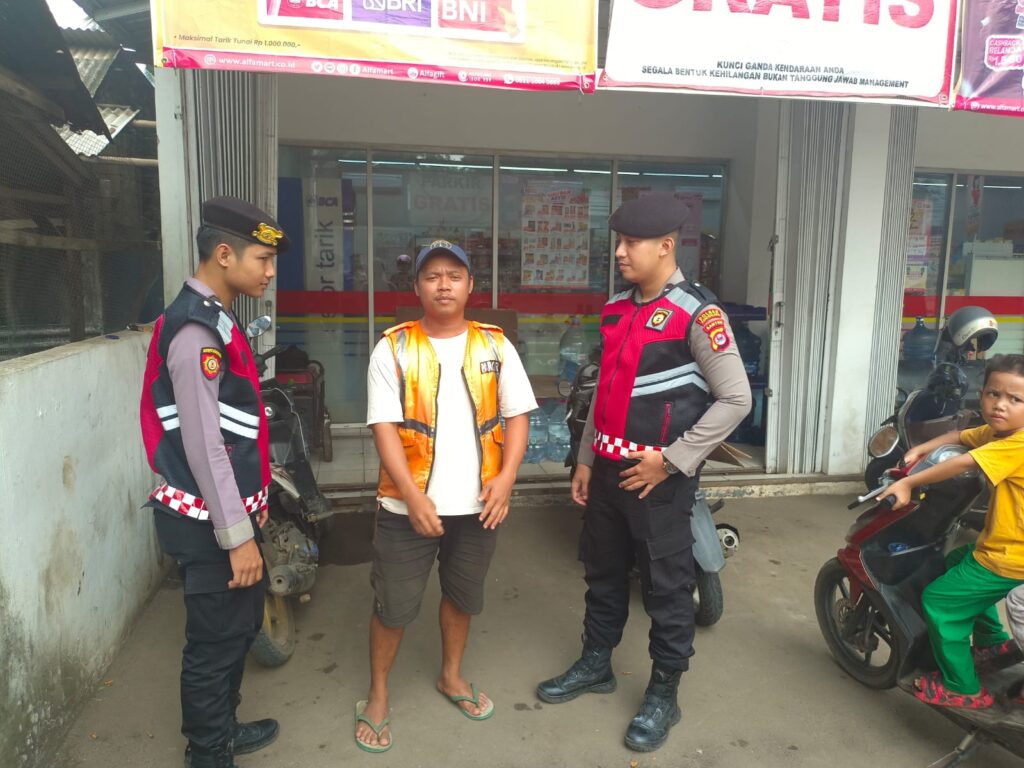 Sat Samapta Polres Pandeglang Sambangi Tukang Parkir di Waralaba dan Berikan Edukasi Kamtibmas 2 WhatsApp Image 2024 07 18 at 17.31.27 1