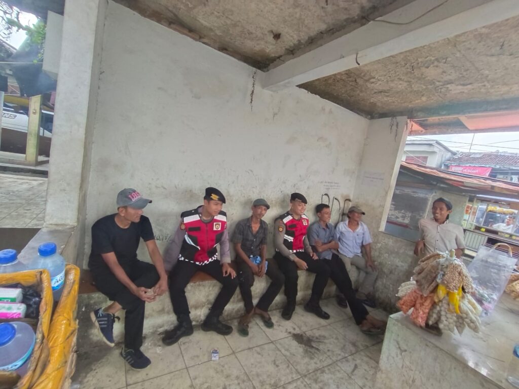 Sat Samapta Polres Pandeglang Sambangi Pedagang Asongan di Persimpangan Mengger pada Patroli Siang Hari 5 WhatsApp Image 2024 07 18 at 17.31.27