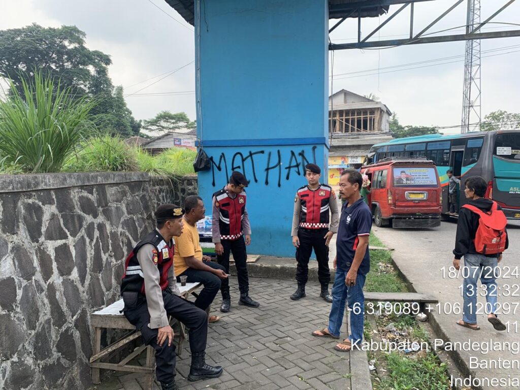 Sat Samapta Polres Pandeglang Dekatkan Diri dengan Warga dengan Sambangi Sopir Angkutan Umum di Terminal Kadubanen 4 WhatsApp Image 2024 07 18 at 17.34.16