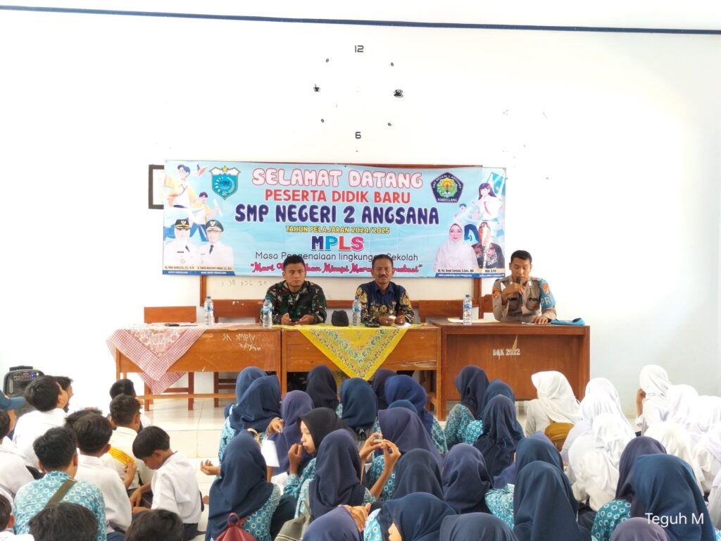 Polsek Angsana Berikan Penyuluhan Tentang Tertib Berlalulintas, Siswa-Siswi SMPN 2 Angsana Antusias Dengarkan Pemateri 1 WhatsApp Image 2024 07 19 at 05.39.25 scaled