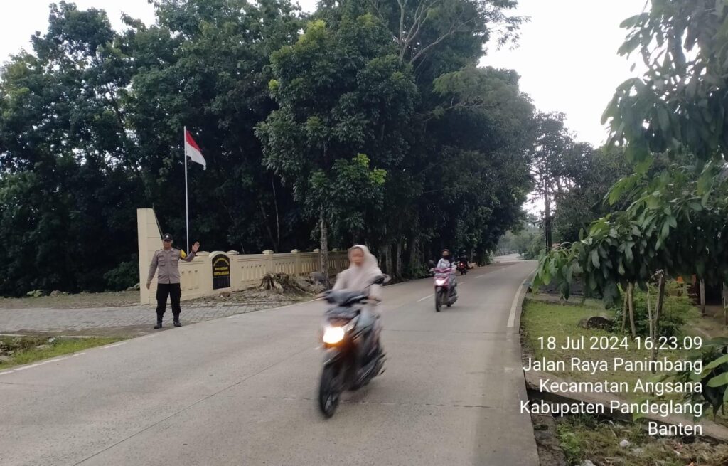 Berikan Pelayanan Kepada Masyarakat, Anggota Piket Polsek Angsana Polres Pandeglang Laksanakan Strongpoint Sore di Jalan Raya Munjul-Angsana 2 WhatsApp Image 2024 07 19 at 05.41.10