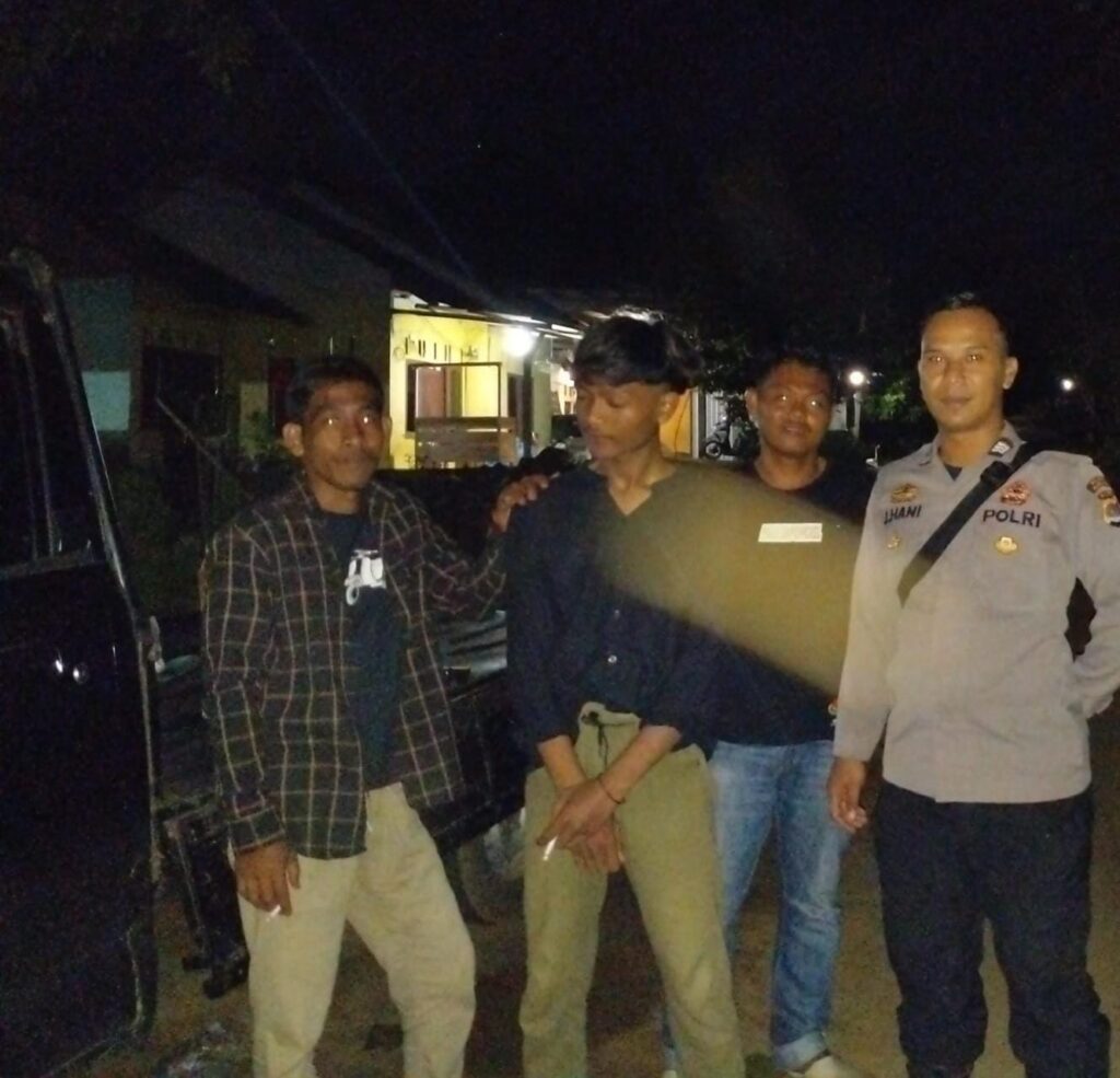 Bhabinkamtibmas Polsek Angsana Polres Pandeglang Brigadir Jumhani Laksanakan Patroli Dialogis di Desa Sumurlaban 8 WhatsApp Image 2024 07 19 at 05.41.30