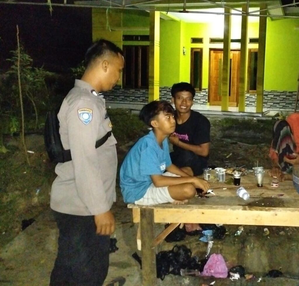 Bhabinkamtibmas Polsek Angsana Polres Pandeglang Brigadir Jumhani Laksanakan Patroli Dialogis di Desa Angsana 9 WhatsApp Image 2024 07 19 at 05.41.41