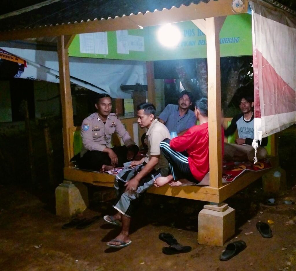 Bhabinkamtibmas Polsek Angsana Polres Pandeglang Brigadir Jumhani Sambangi Poskamling di Desa Angsana 10 WhatsApp Image 2024 07 19 at 05.41.50