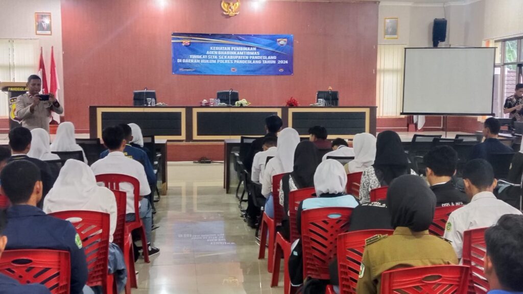 Polsek Carita Dampingi Ketua OSIS SLTA dalam Kegiatan Pembinaan di Polres Pandeglang 2 WhatsApp Image 2024 07 19 at 05.42.37