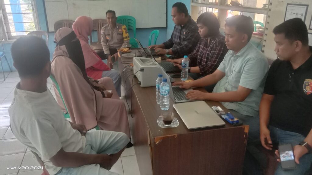 Bhabinkamtibmas Polsek Carita Melaksanakan Sambang di Desa Banjarmasin 3 WhatsApp Image 2024 07 19 at 05.44.45