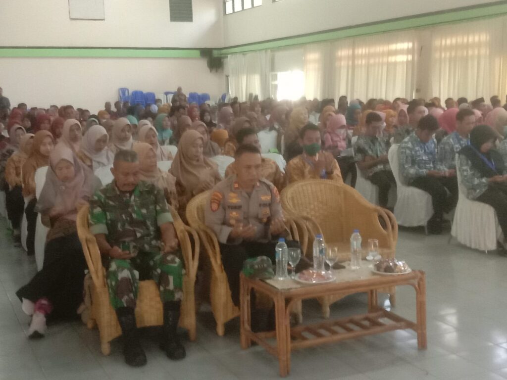 Kapolsek Carita Hadiri Kegiatan Pembinaan Kepegawaian Kecamatan Carita 5 WhatsApp Image 2024 07 19 at 05.55.11