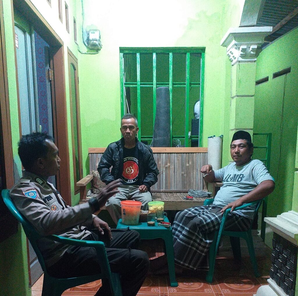Bhabinkamtibmas Polsek Carita, Bripka Yudi, Melaksanakan Kegiatan Sambang ke Tokoh Masyarakat Desa Carita 7 WhatsApp Image 2024 07 19 at 05.59.40