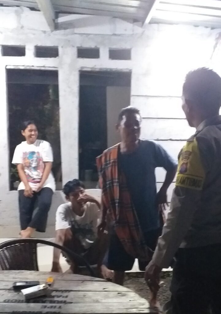 Bripka Yudi dari Polsek Carita Melaksanakan Patroli Malam dan Mendatangi Pos Ronda Piket 8 WhatsApp Image 2024 07 19 at 06.01.13