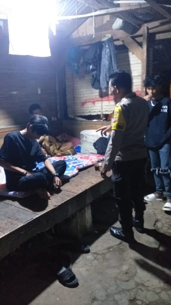 Bhabinkamtibmas Polsek Carita, Bripka Yudi, Mengunjungi Pemuda yang Nongkrong pada Malam Hari 9 WhatsApp Image 2024 07 19 at 06.03.11