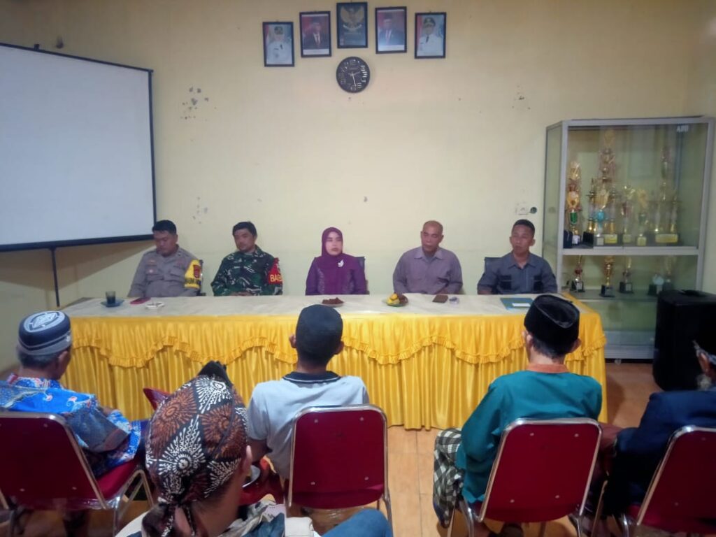 Bhabinkamtibmas Polsek Bojong Polres Pandeglang Mediasi Sengketa Lahan di Desa Banyumas 4 WhatsApp Image 2024 07 19 at 17.25.59
