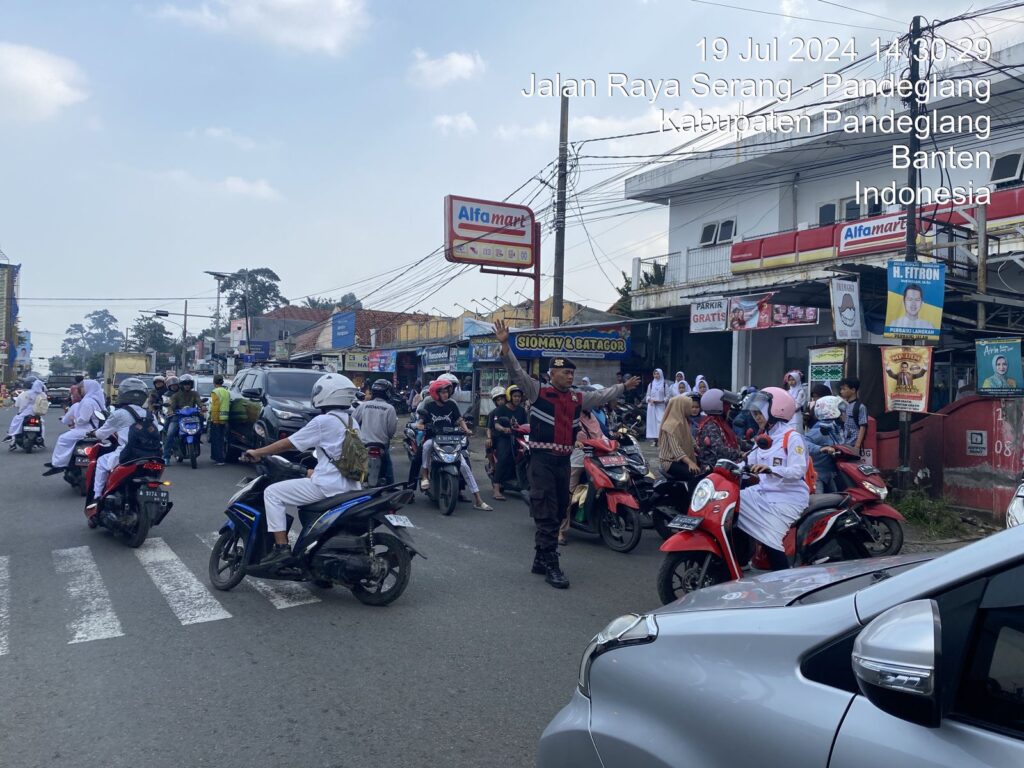 Sat Samapta Polres Pandeglang Gelar Strong Point Jelang Pulang Sekolah di Persimpangan Cigadung 7 WhatsApp Image 2024 07 19 at 17.59.01