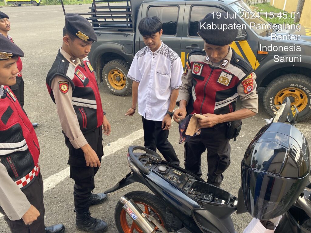 Sat Samapta Polres Pandeglang Cegah Aksi Balap Liar dengan Pengecekan Bawaan Remaja di Stadion Badak Pandeglang 5 WhatsApp Image 2024 07 19 at 17.59.05