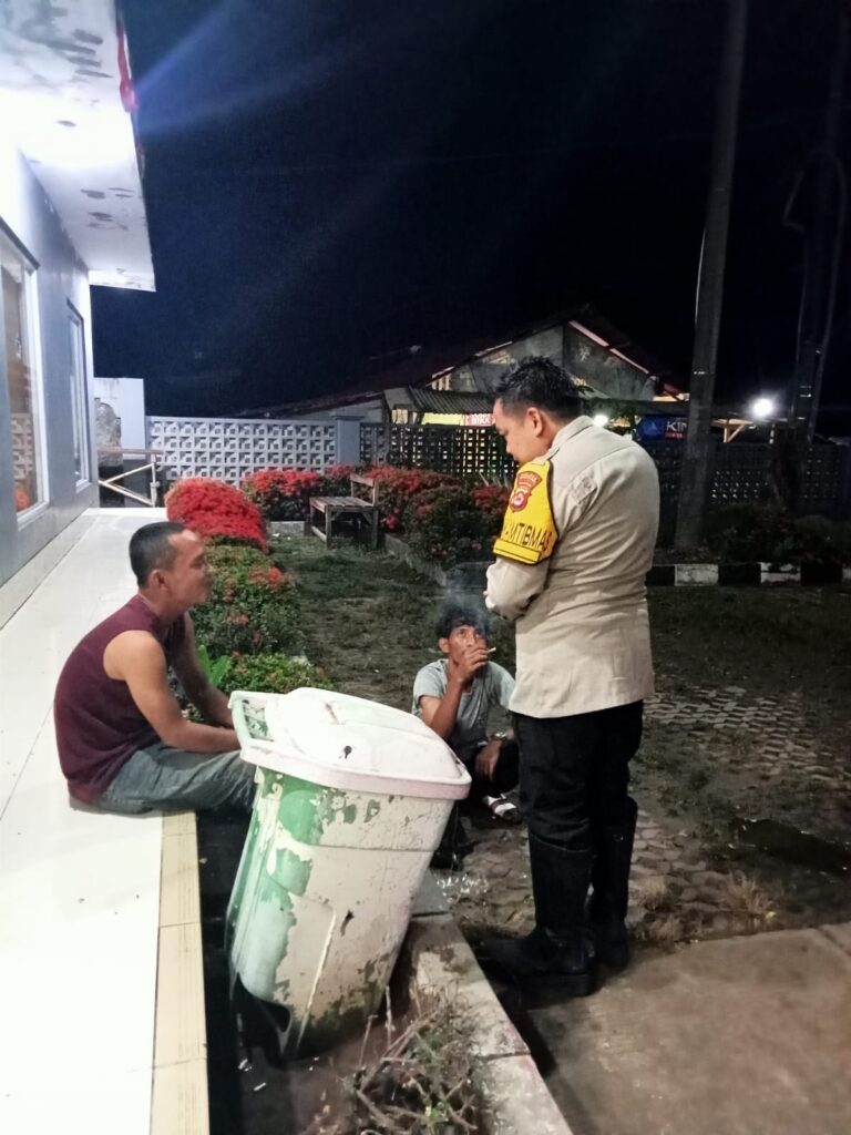 Personil Polsek Carita Bripka Bobi Berdialog dengan Supir Truk di SPBU Malam Hari 2 WhatsApp Image 2024 07 20 at 06.09.09