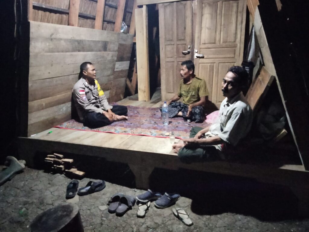 Giat Rutin Anggota Polsek Cikeusik Gelar Patroli Malam dan Sambangi Masyarakat Desa Cikeusik 3 WhatsApp Image 2024 07 20 at 06.14.48