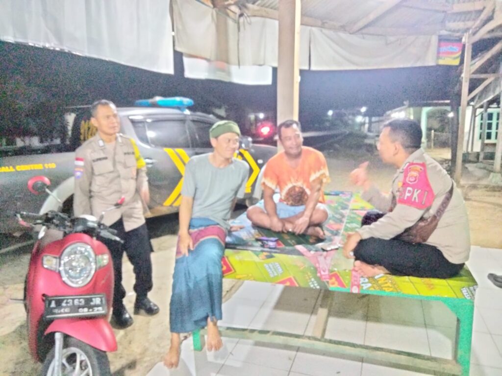 Polsek Cikeusik Gelar Patroli Malam Presisi dalam Rangka Pencegahan Terjadinya Gangguan Kamtibmas, Kriminalitas, Balap Liar, Genk Motor dan Tawuran 4 WhatsApp Image 2024 07 20 at 06.14.56