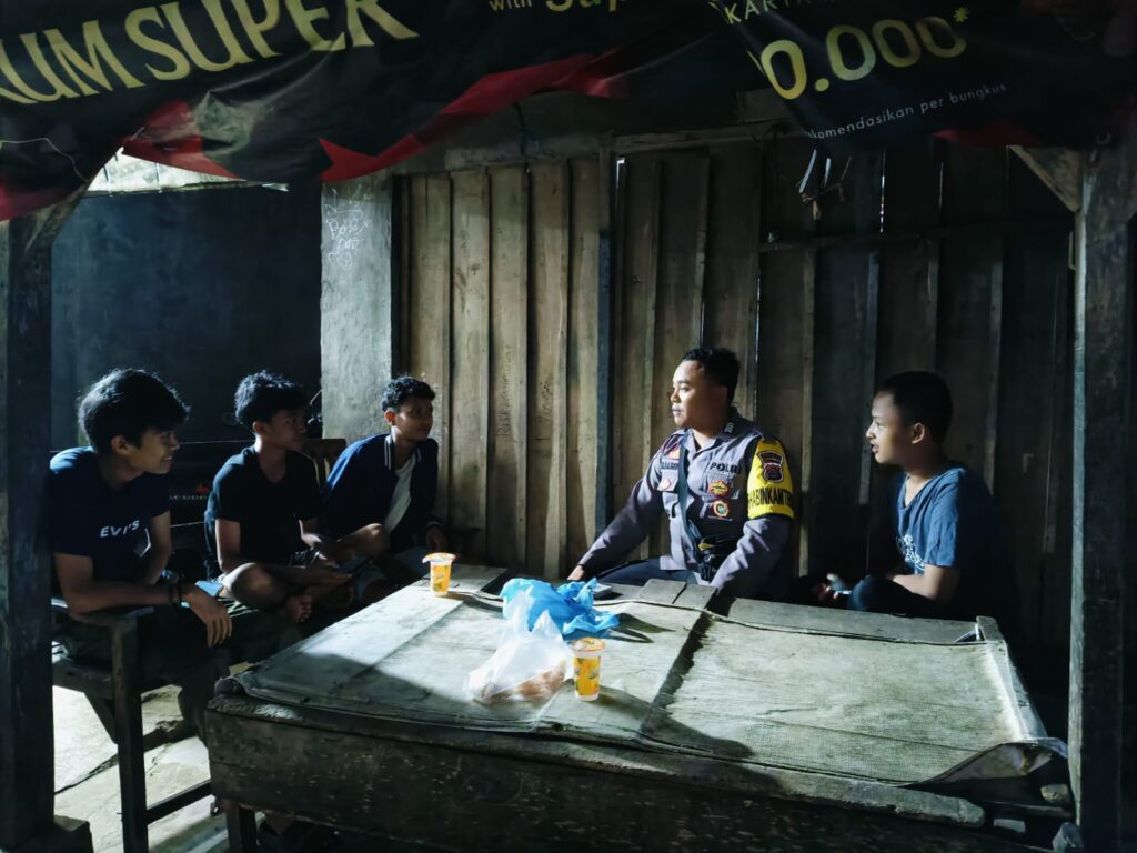 Bhabinkamtibmas Polsek Panimbang Sambangi Warga Desa Binaan pada Akhir Pekan 5 WhatsApp Image 2024 07 20 at 06.15.40