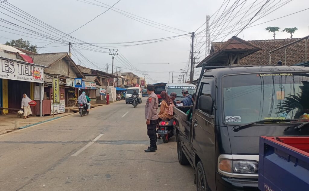 Personil Polsek Bojong Polres Pandeglang Gelar Strong Point Pagi untuk Ciptakan Kamseltibcar Lantas di Jalur Utama Kecamatan Bojong 6 WhatsApp Image 2024 07 20 at 10.12.06