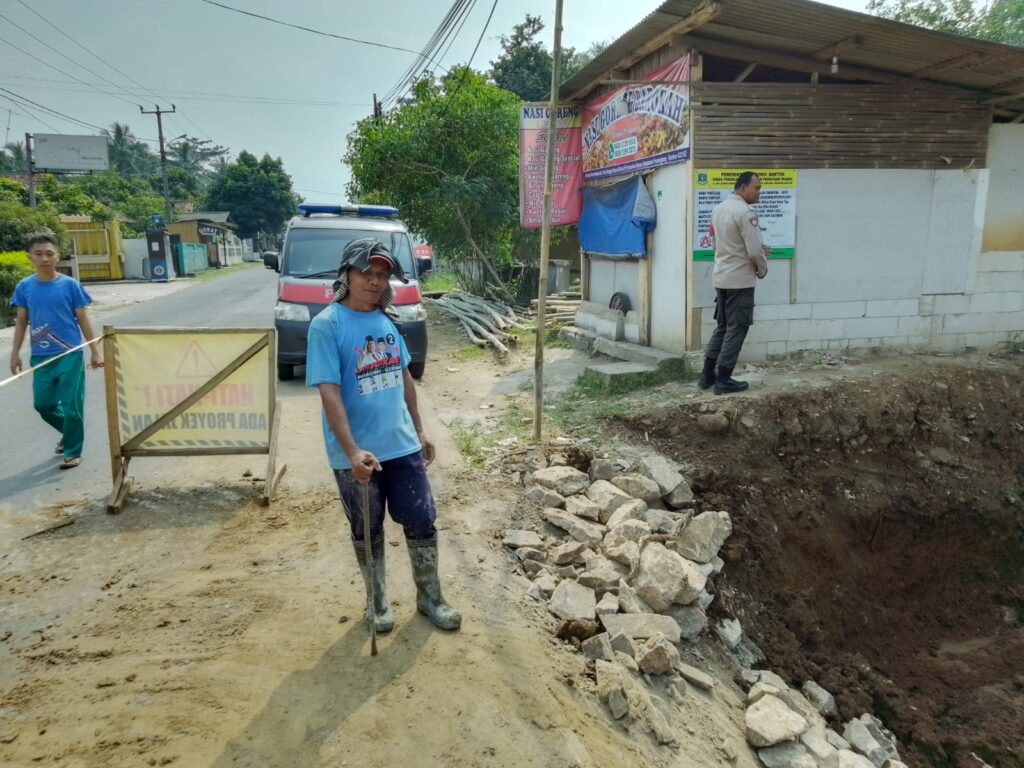 Polsek Menes Pandeglang Gelar Himbauan Kamtibmas Kepada Petugas Perbaikan Jalan Longsor di Cimanying 10 WhatsApp Image 2024 07 20 at 14.23.27