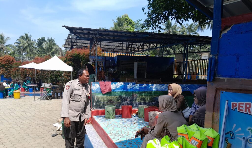 Polsek Menes Jaga Keamanan Pengunjung Kolam Renang dengan Patroli Rutin 2 WhatsApp Image 2024 07 20 at 16.14.52