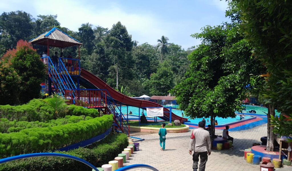 Polsek Menes Tingkatkan Keamanan di Wisata Kolam Renang Menes 3 WhatsApp Image 2024 07 20 at 16.16.11