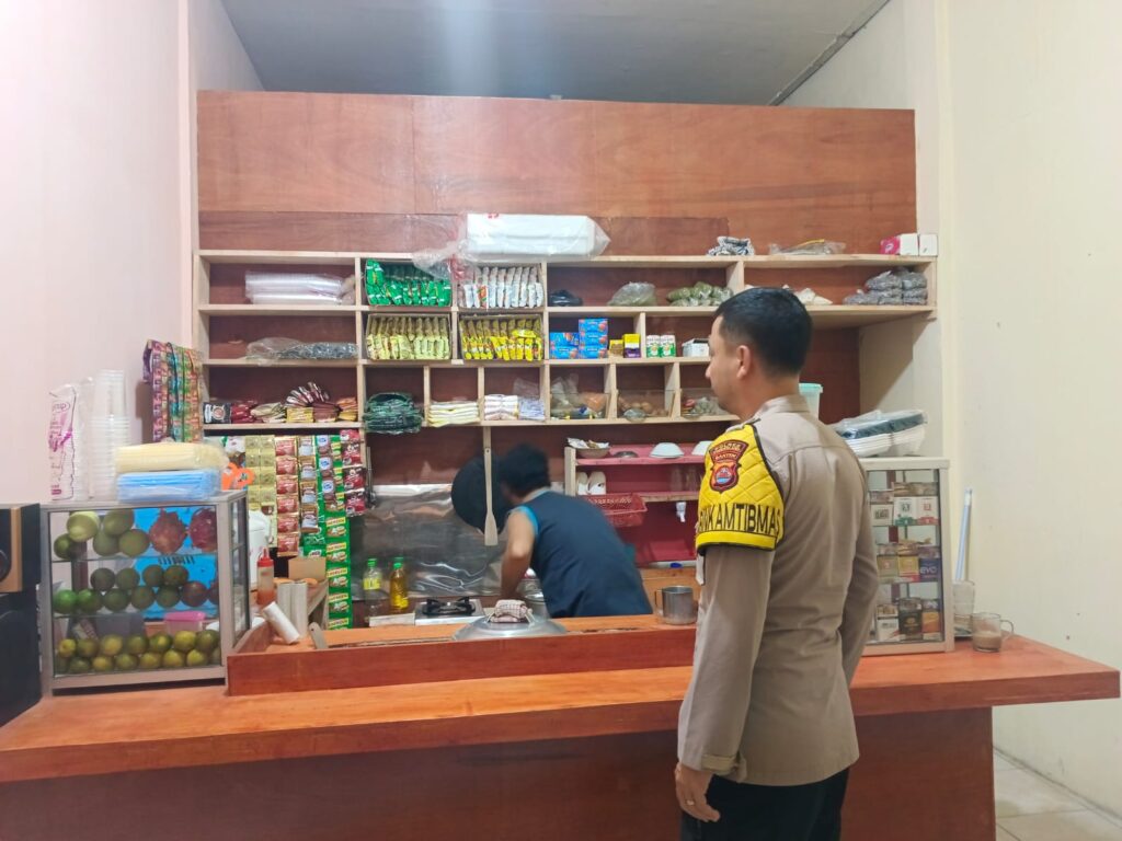 Polsek Menes Melaksanakan Patroli Dialogis dan Himbauan Kamtibmas Kewarung Kopi Yang Buka Malam Hari 6 WhatsApp Image 2024 07 20 at 20.40.50