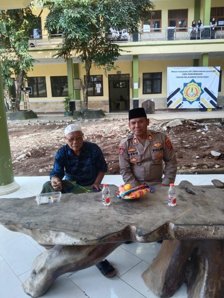 Kapolsek Menes Sambangi Tokoh Agama KH. Aman Sairi di Pandeglang 7 WhatsApp Image 2024 07 20 at 20.50.25