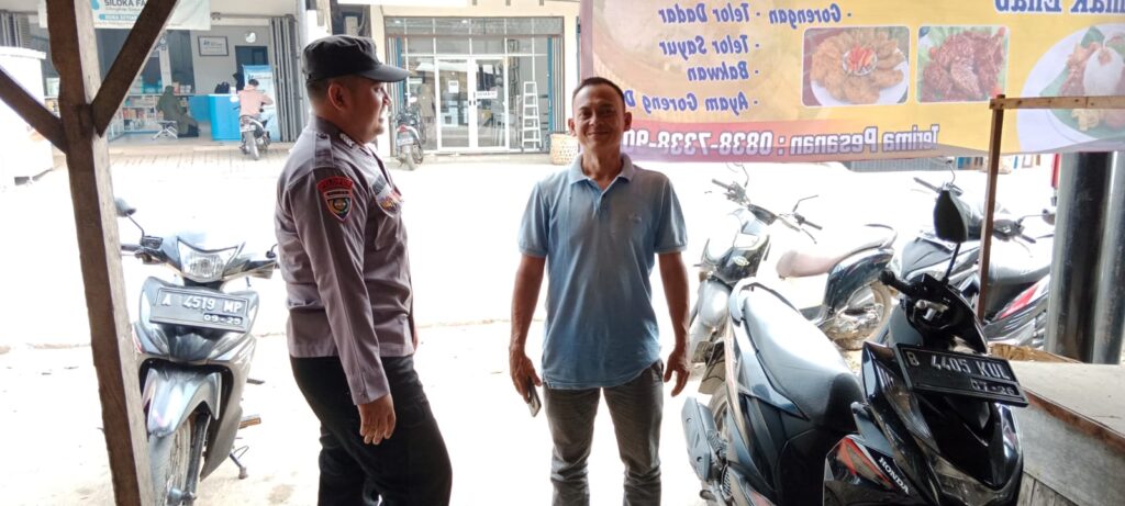 Bhabinkamtibmas Polsek Picung Melaksanakan Sambang dan Menyampaikan Pesan Kamtibmas di Desa Pasir Sedang 8 WhatsApp Image 2024 07 20 at 21.00.52