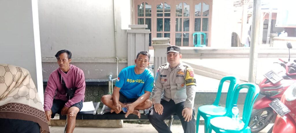 Bhabinkamtibmas Polsek Picung Melaksanakan Kegiatan Sambang dan Silaturahmi Kepada Masyarakat Desa Pasir Sedang 9 WhatsApp Image 2024 07 20 at 21.01.22