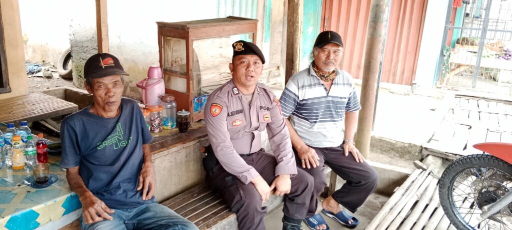 Wujud Kedekatan Polri Dengan Masyarakat, Polsek Picung Tingkatkan Patroli Warga Masyarakat 10 WhatsApp Image 2024 07 20 at 21.01.54