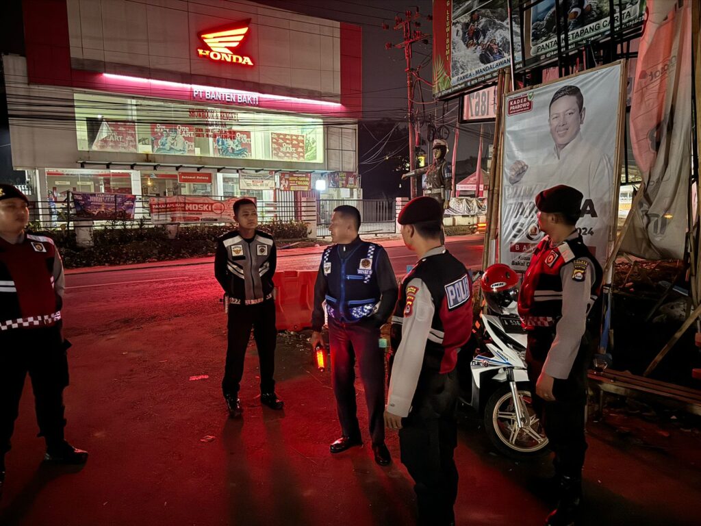 Ciptakan Kelancaran Lalu Lintas Malam Hari, Sat Samapta Polres Pandeglang Gelar Strong Point di Persimpangan Cipacung 8 WhatsApp Image 2024 07 22 at 05.49.43 1