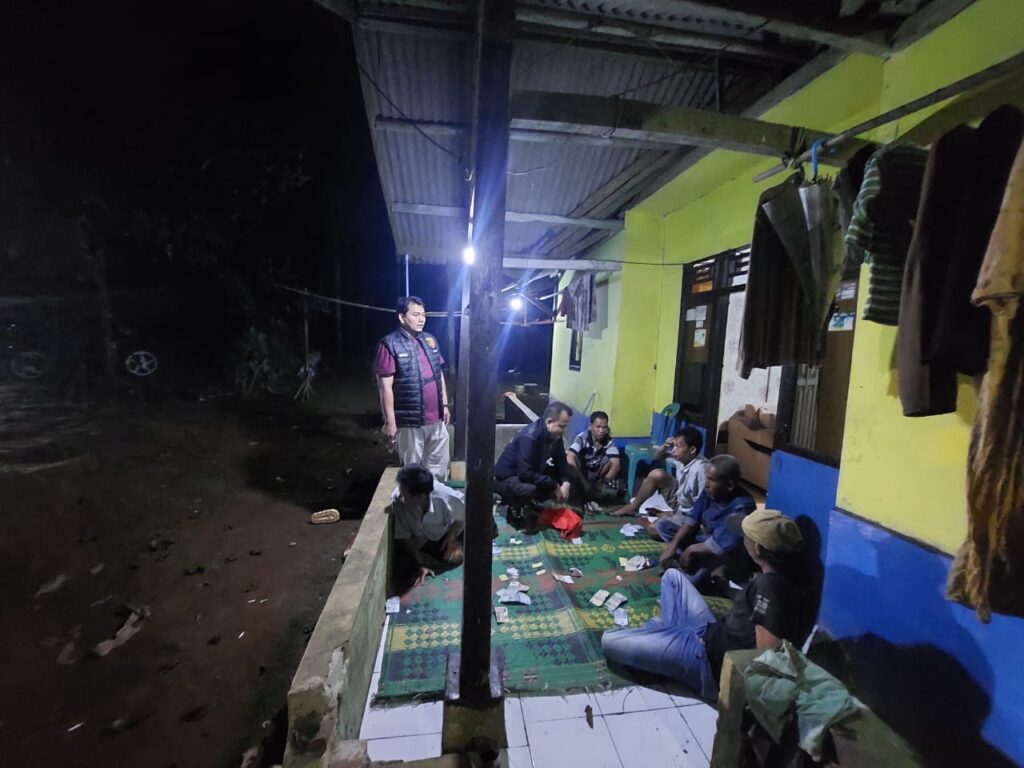Polsek Bojong Polres Pandeglang Amankan 5 Pelaku Judi Jenis QiuQiu di Desa Bojong 5 WhatsApp Image 2024 07 22 at 05.56.45