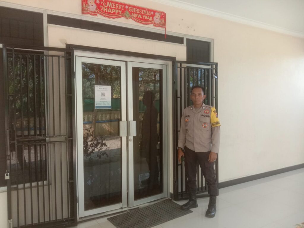 Polsek Carita Laksanakan Pengamanan Ibadah Umat Nasrani di Rumah Ibadah Pantekosta Rahmat Carita 2 WhatsApp Image 2024 07 22 at 06.42.14