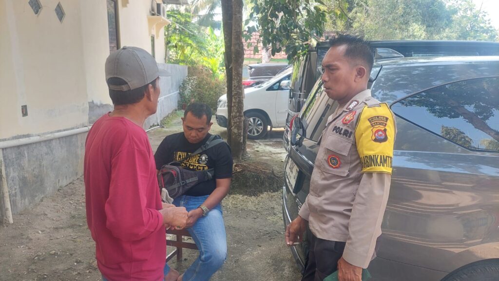 Personil Polsek Carita Bripka Yudi Berdialog dengan Tokoh Masyarakat di Desa Pejamben 1 WhatsApp Image 2024 07 22 at 06.45.28
