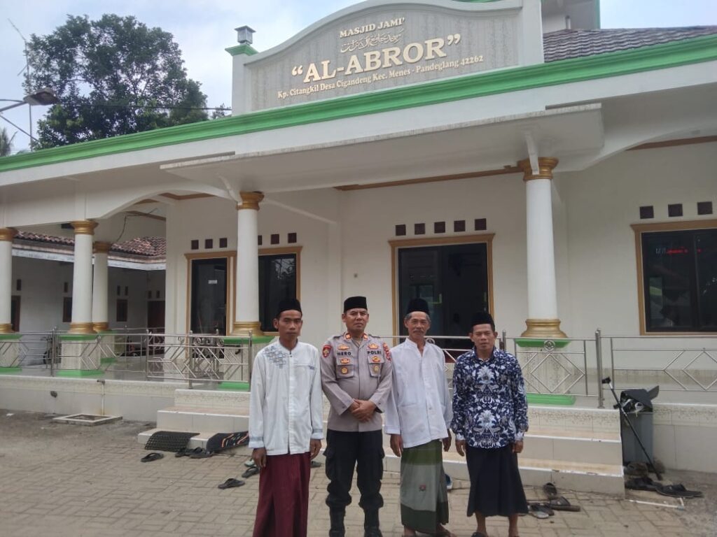 AKP Hero Kapolsek Menes Sambangi DKM Masjid Al Abror, Jalin Kerjasama Ciptakan Kamtibmas Kondusif 9 WhatsApp Image 2024 07 22 at 13.00.16